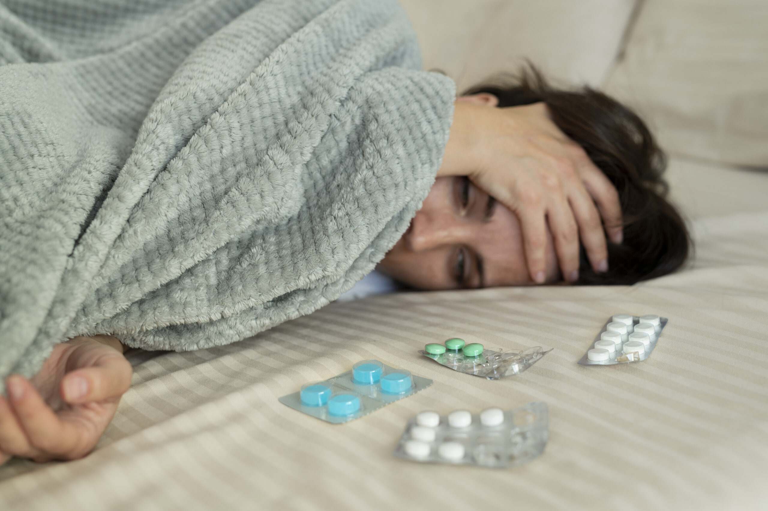 close-up-sick-woman-laying-bed due to cortisol hormones 